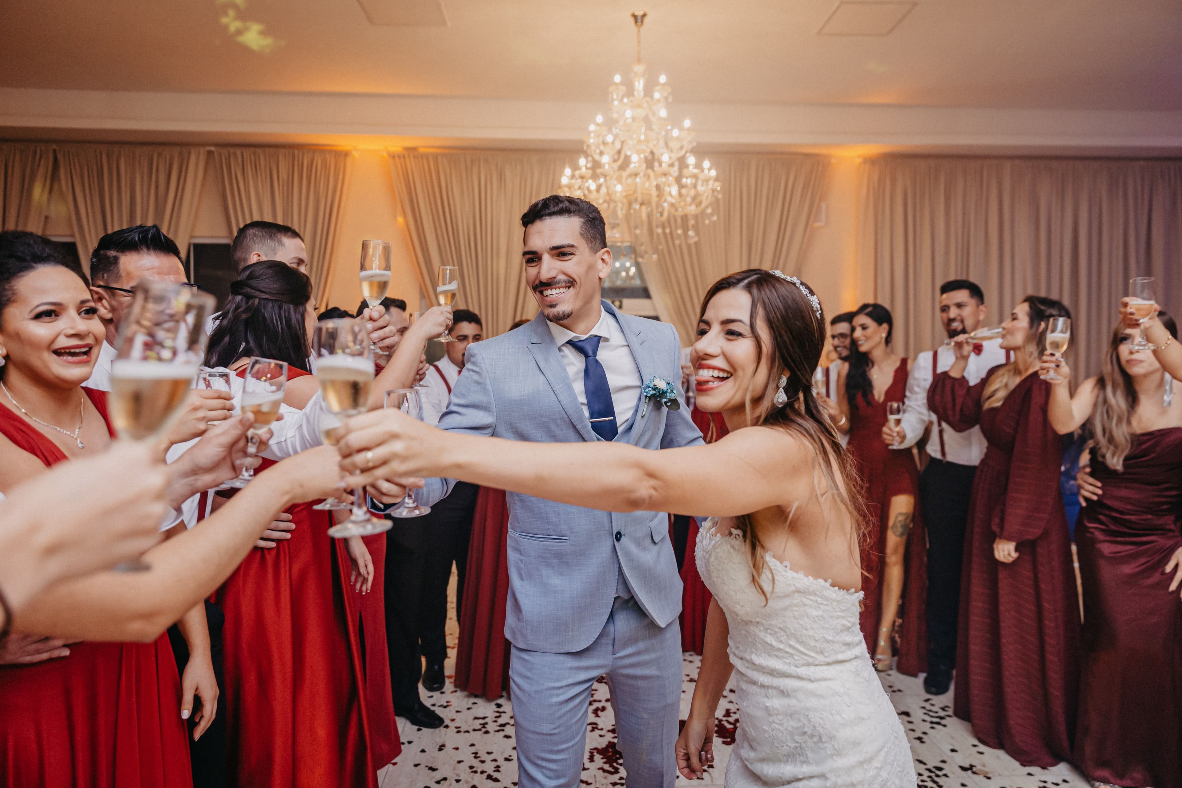 Düğünde kadeh kaldıran gelin, damat ve misafirler
