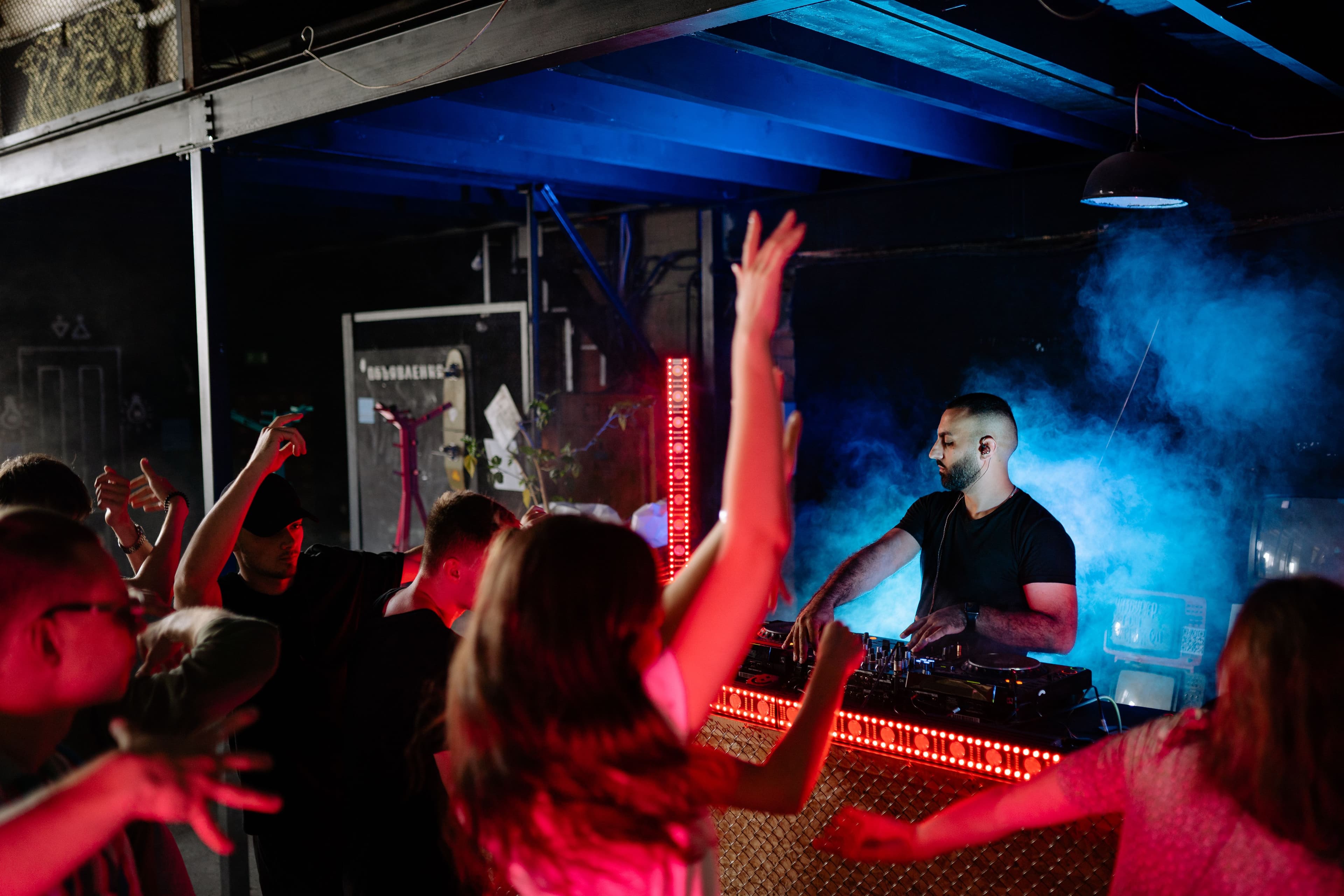 Bir gece kulübünde DJ eşliğinde dans eden kalabalık